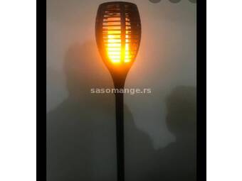 Solarna lampa za dvorište sa gorućim plamenom