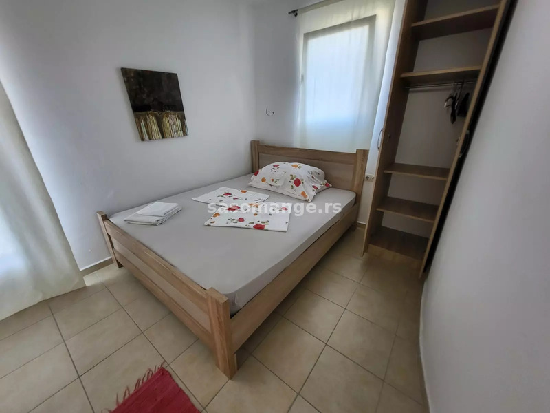 Kuca apartmanskog tipa, novija gradnja, Bar