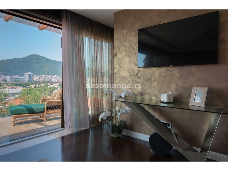 Prodaje se luksuzna vila u Budvi, Crna Gora. Vila ima tri sprata, svaki ima terasu i panoramski p...