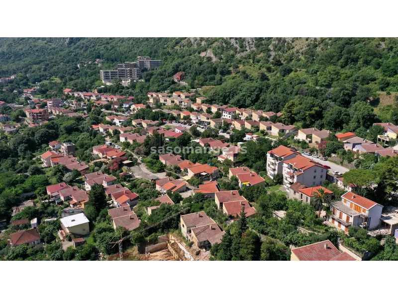 Kuca na dobroj gradskoj lokaciji sa odlicnim dvoristem, 5 minuta hoda od mora