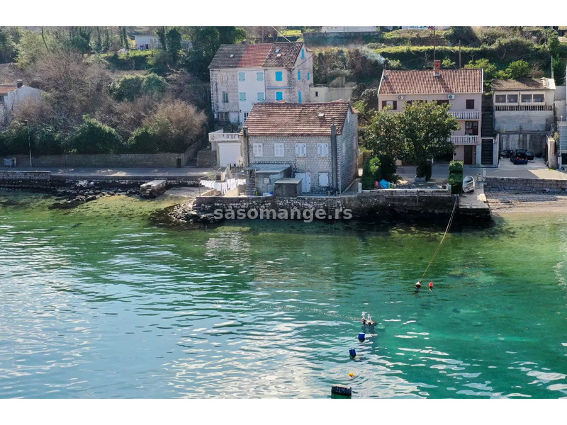 Savrseno pozicionirana kamena kuca na vodi, Muo