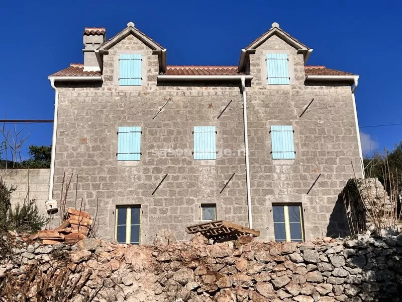 Predivna kamena kuca za renovaciju u Zagori