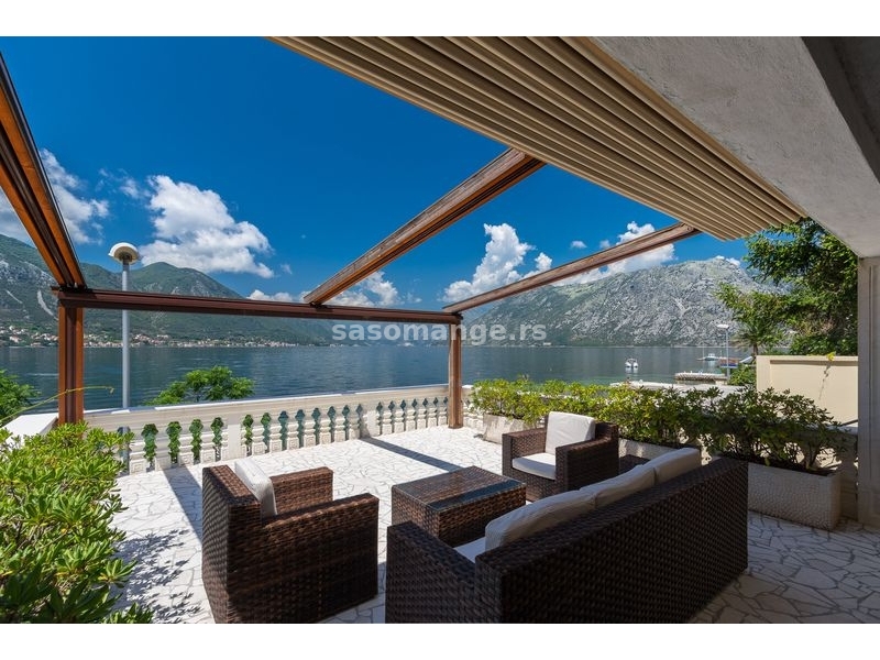 Luksuzna&nbsp;vila u Dobroti, Boka Kotorska. 1 red od mora!Površina kuće 365 m2. Parcela 410 m2.
V...