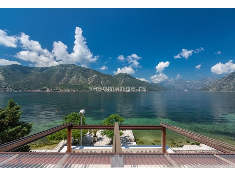 Luksuzna&nbsp;vila u Dobroti, Boka Kotorska. 1 red od mora!Površina kuće 365 m2. Parcela 410 m2.
V...