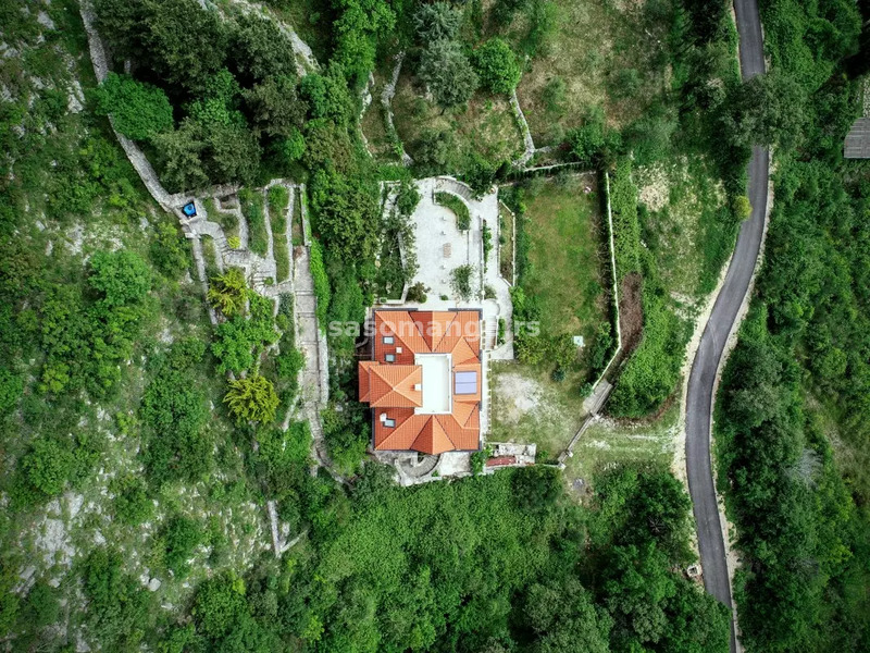 Prostrana vila na prestižnoj Budvanskoj rivijeri iznad Svetog Stefana