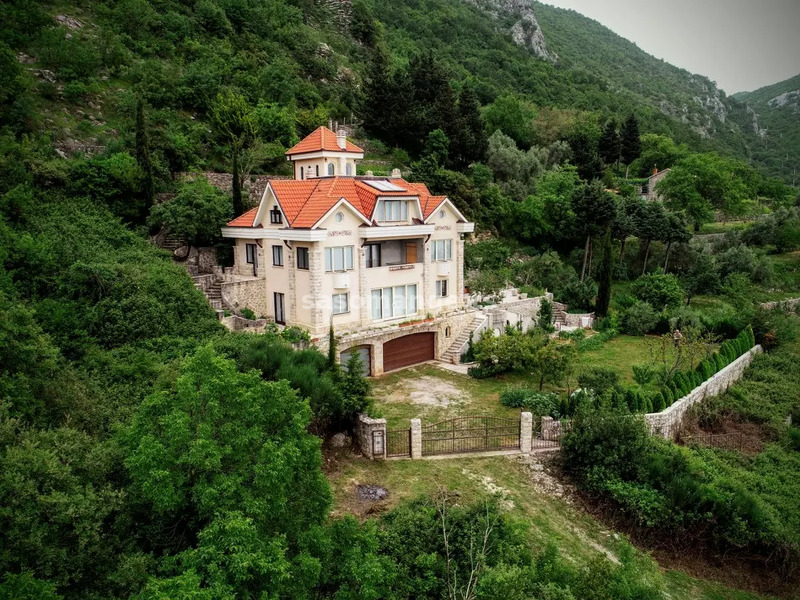 Prostrana vila na prestižnoj Budvanskoj rivijeri iznad Svetog Stefana