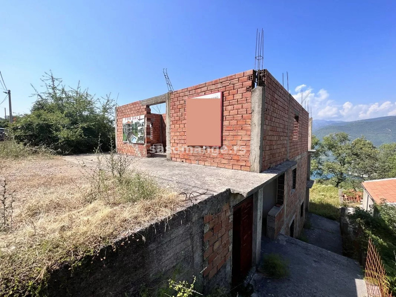 Troetažna kuća u izgradnji sa idejnim projektom, Zabrđe