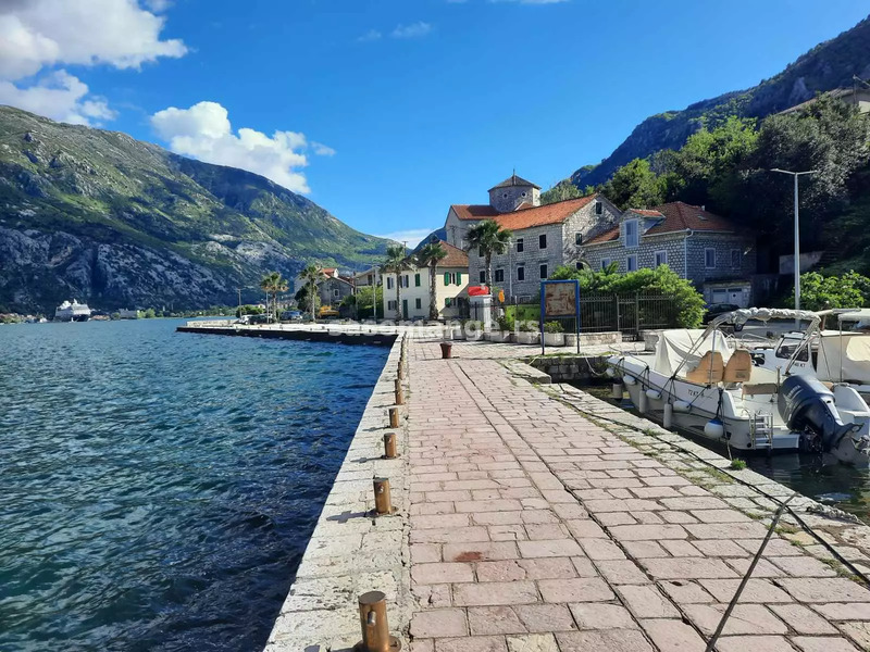 Kamena kuća za renovaciju na prvoj liniji do mora, Muo