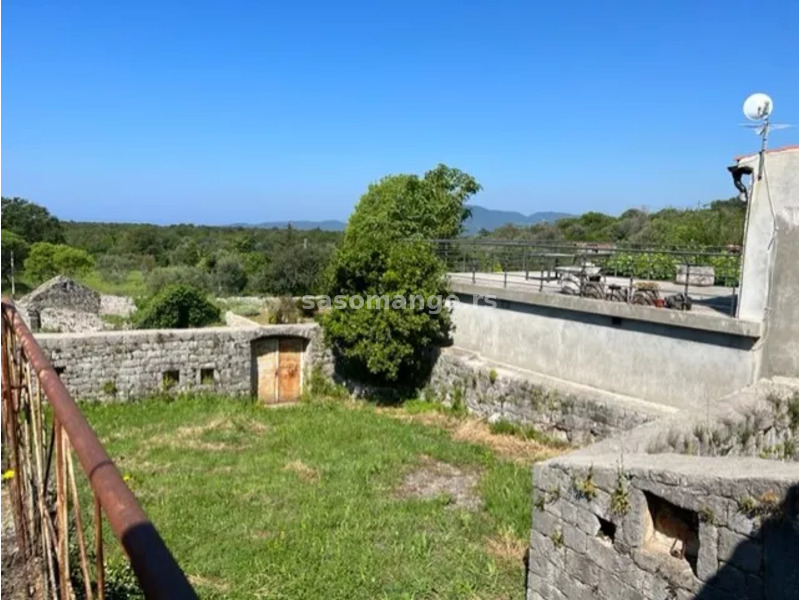 Velika kamena kuća sa okućnicom na prodaju u Mrkovima, Luštica