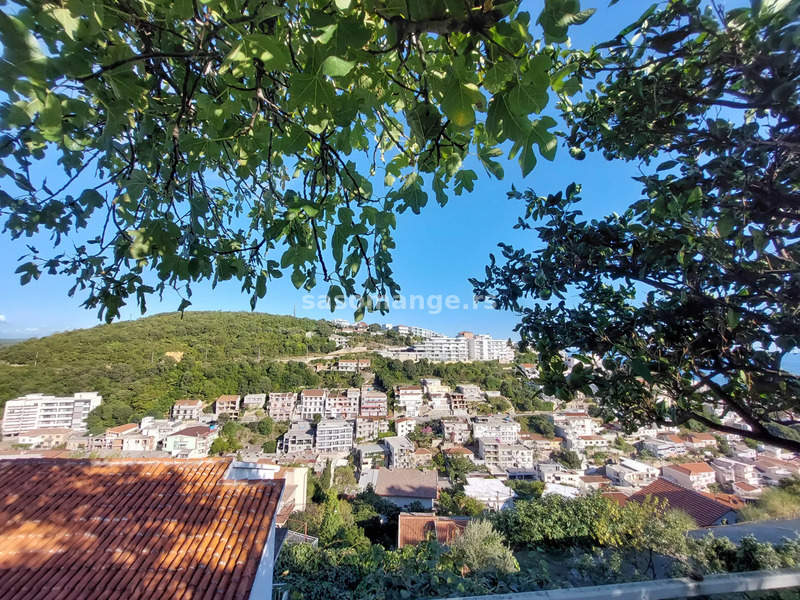 Kuća sa pogledom na grad i more u Ulcinju