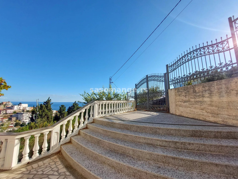 Kuća sa pogledom na grad i more u Ulcinju