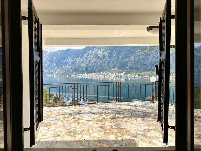 Kuća sa četiri spavaće sobe i sa prekrasnim pogledom na Kotorski zaliv