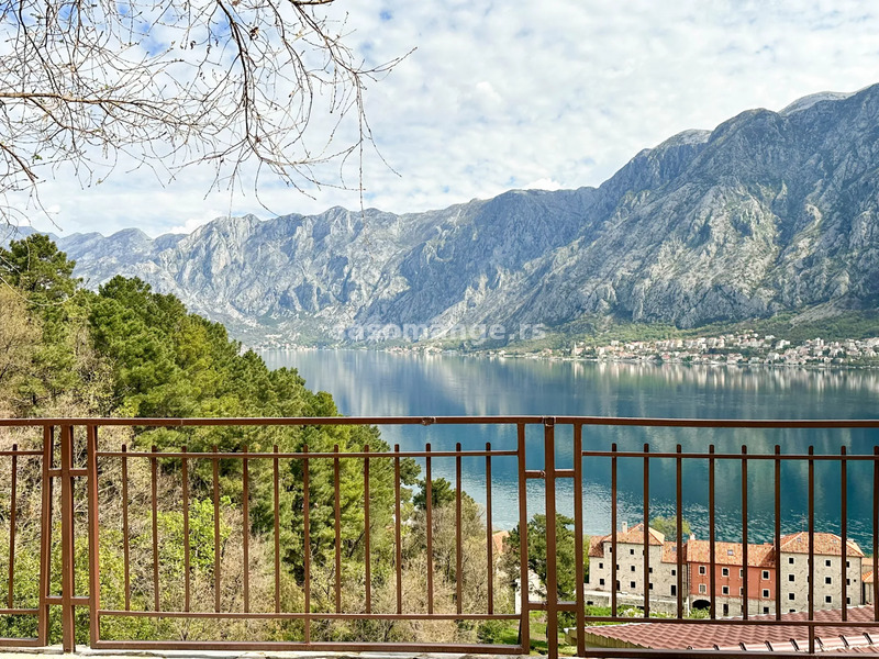 Kuća sa četiri spavaće sobe i sa prekrasnim pogledom na Kotorski zaliv
