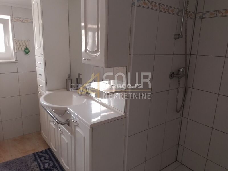 Istra, Vodnjan, adaptirana kuća 450m2, 5 apartmana, garaža