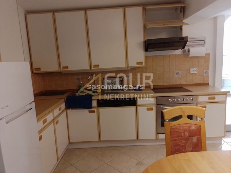 Istra, Vodnjan, adaptirana kuća 450m2, 5 apartmana, garaža