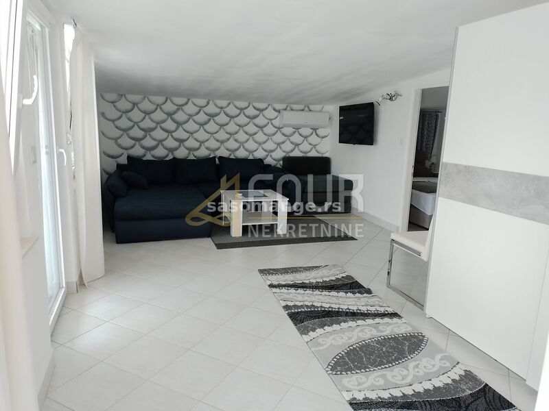 Istra, Vodnjan, adaptirana kuća 450m2, 5 apartmana, garaža