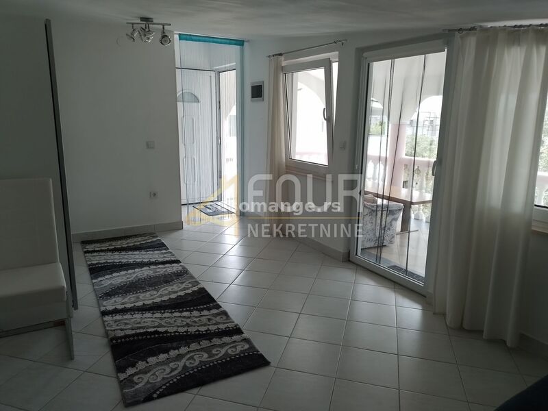 Istra, Vodnjan, adaptirana kuća 450m2, 5 apartmana, garaža