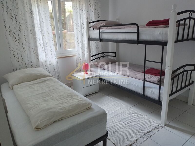 Istra, Vodnjan, adaptirana kuća 450m2, 5 apartmana, garaža