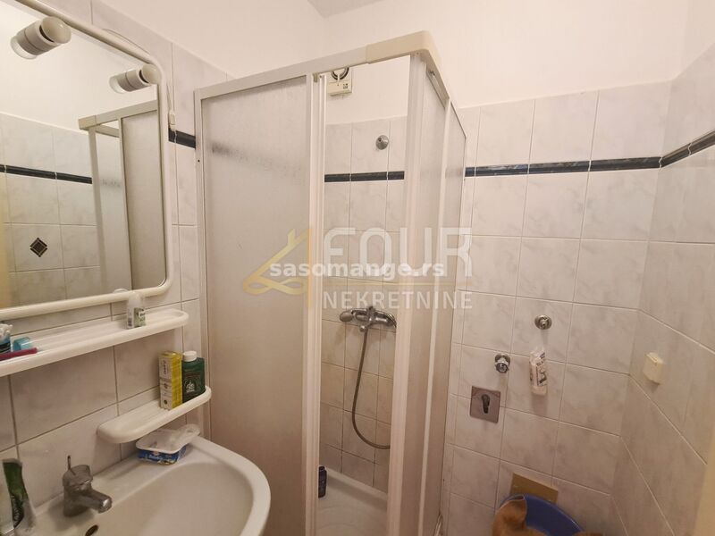 Otok Krk, Punat, kuća s 5 apartmana, 2 garaže, blizina mora