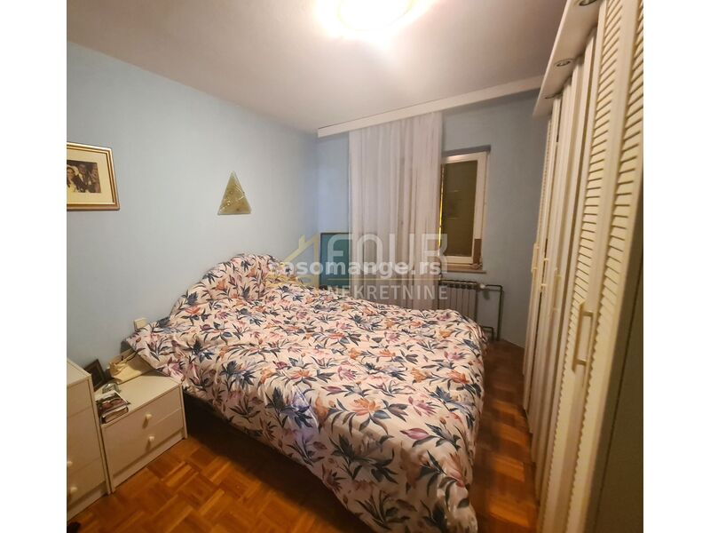 Otok Krk, Punat, kuća s 5 apartmana, 2 garaže, blizina mora