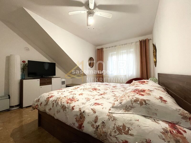 Otok Pag, Novalja, 2 kuće s 5 apartmana, velika i lijepa okućnica