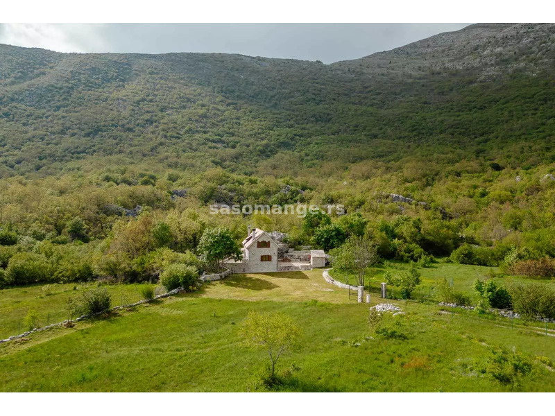 Renovirana kamena kuća u autentičnom stilu na velikom placu, Orjen - Herceg Novi