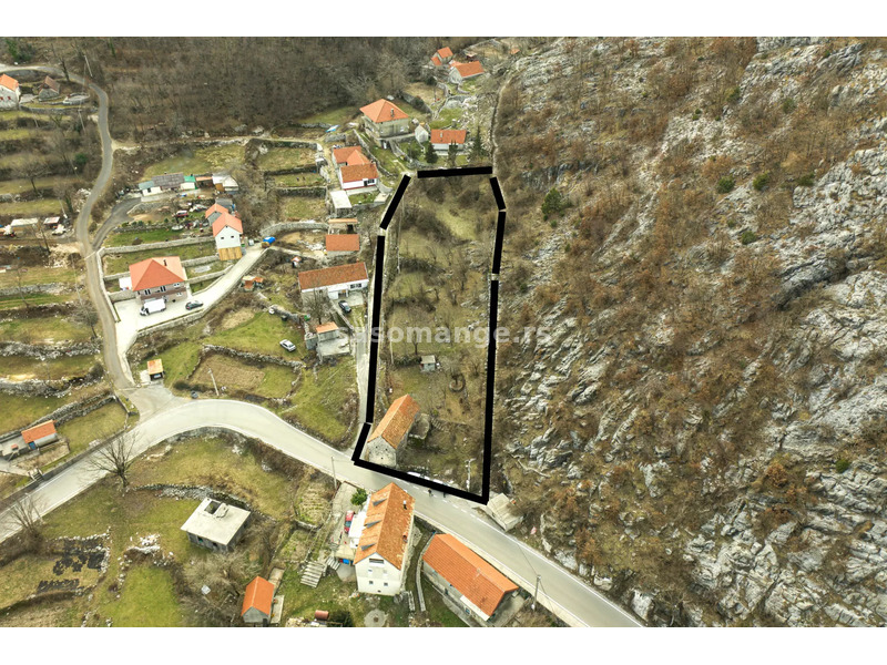 Prostoran plac sa starom kamenom kucom Bajice, Cetinje