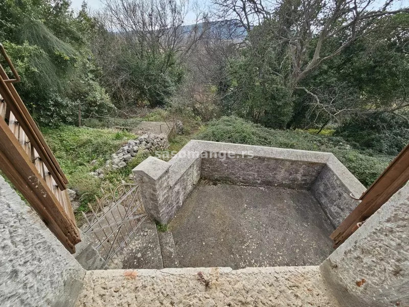 Predivna velika kamena kuca za renovaciju u Zagori, na 5 minuta od plaze Jaz