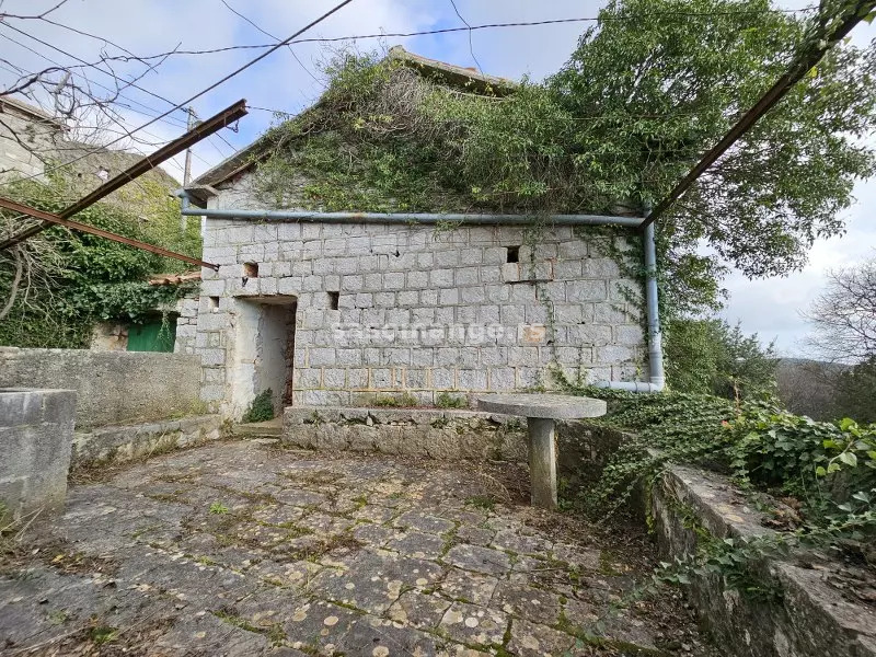 Predivna velika kamena kuca za renovaciju u Zagori, na 5 minuta od plaze Jaz