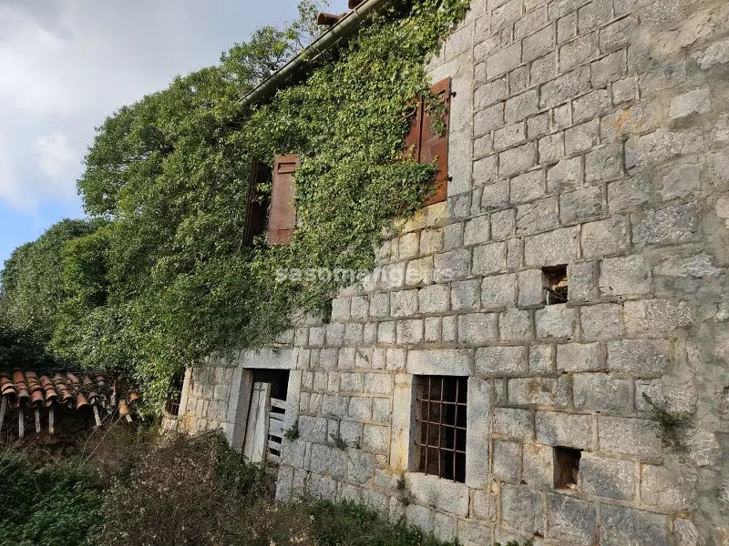 Predivna velika kamena kuca za renovaciju u Zagori, na 5 minuta od plaze Jaz