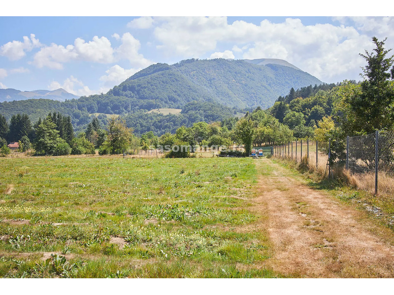 Plac idealan za investiciju sa pomocnim objektima i hladnjačom, Mojkovac