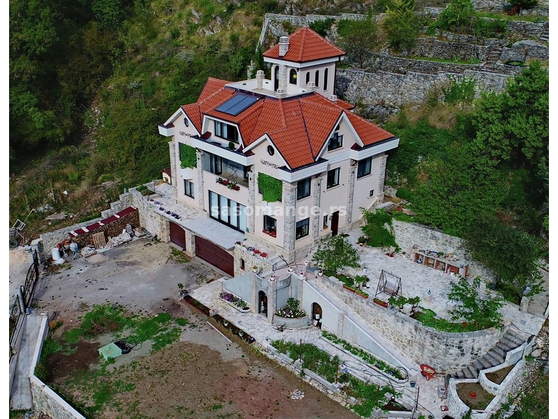 Vila na Budvanskoj rivijeri sa panoramskim pogledom na more i #Sveti Stefan.
Kuća ima 4 kata plus...