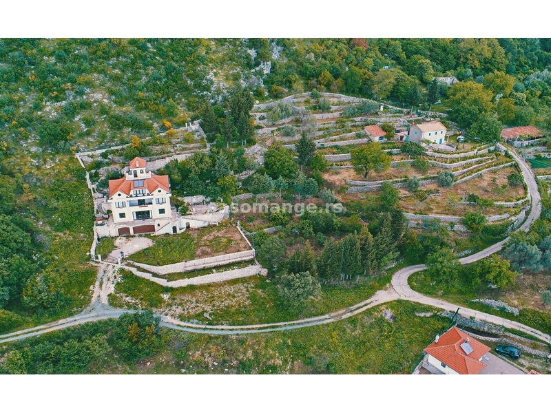 Vila na Budvanskoj rivijeri sa panoramskim pogledom na more i #Sveti Stefan.
Kuća ima 4 kata plus...