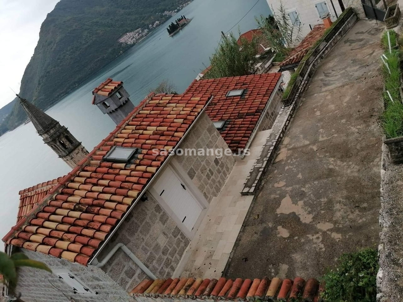 Prodaje se renovirana kamena kuca u Perastu sa pogledom na more
Kuća je na tri nivoa. Na svakoj e...