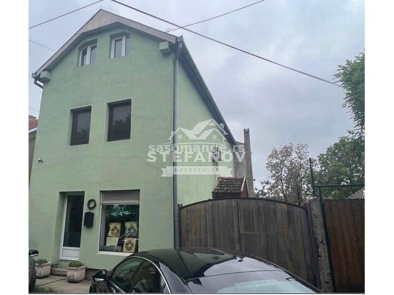 Spratna kuća sa potkrovljem u širem centru Zrenjanina ID#1672