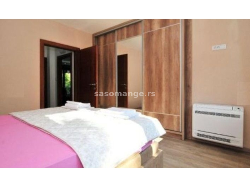 Prodaje se trosoban stan odmah uz tržni centar Kamelija, Kotor.
Površina apartmana je 100 m2. Str...