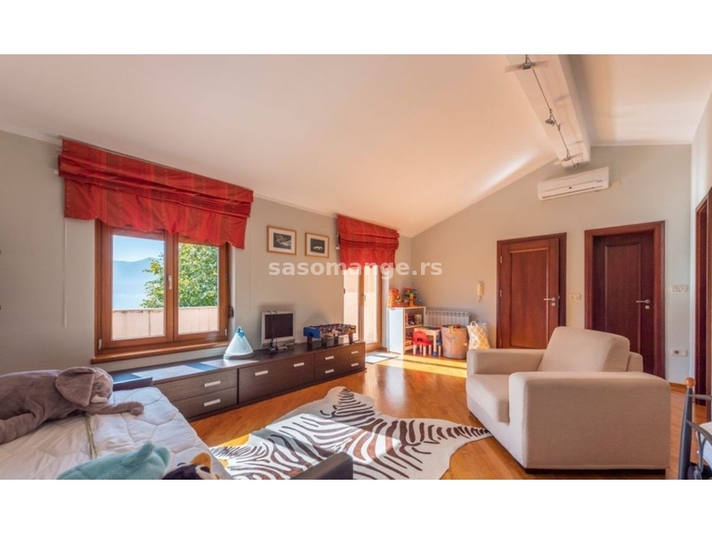 Prodaje se porodićna kuća sa bazenom u Orahovcu, Kotor.Ukupna površina kuće je 305 m2 (stambena p...