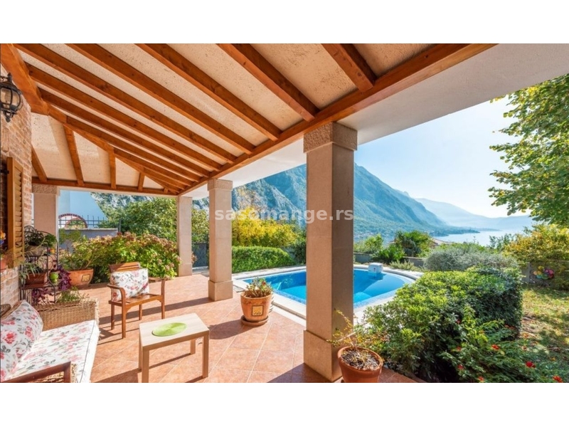 Prodaje se porodićna kuća sa bazenom u Orahovcu, Kotor.Ukupna površina kuće je 305 m2 (stambena p...