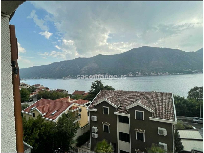 Autentičan stan u potkrovlju u Dobroti (Kotor) nalazi se u renoviranoj kamenoj zgradi sa bazenom....