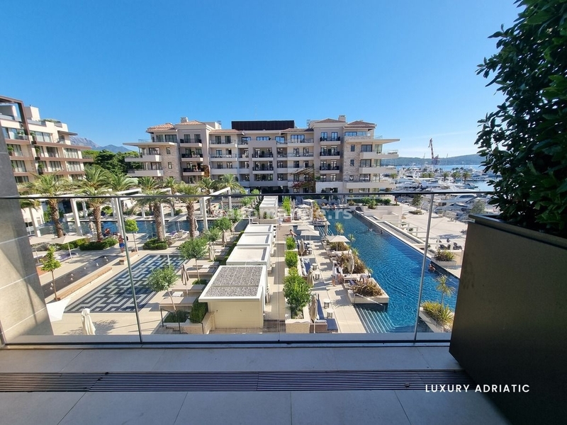 Prodaje se jedinstven 2-soban stan u Baia Residence, Regent Pool Club Residences. Porto Montenegr...