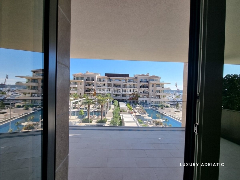 Prodaje se jedinstven 2-soban stan u Baia Residence, Regent Pool Club Residences. Porto Montenegr...