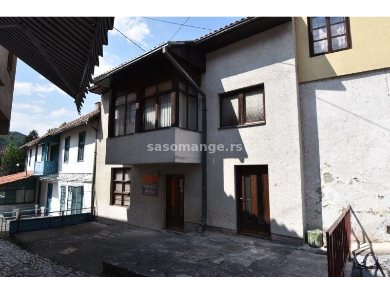 Prodaje se kuća 90 m2 sa lokalom 32 m2,ul.Sestara Minić 2, Prijepolje