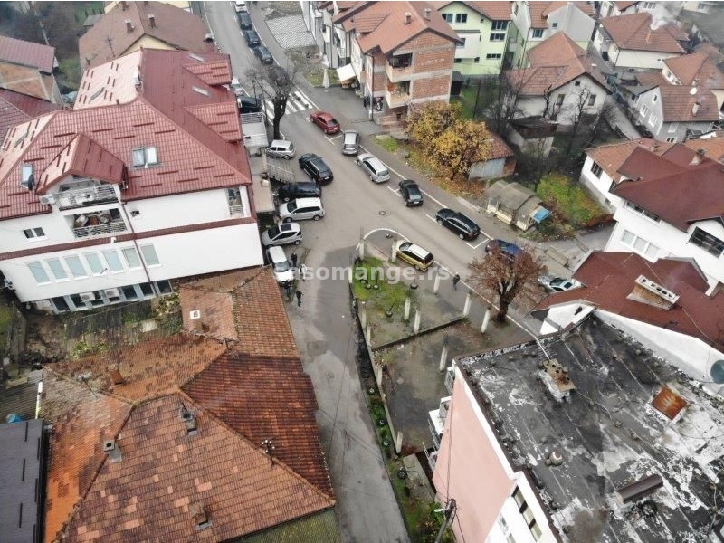 Prodaje se starija kuća sa lokalom, ul.Svetomira Pejovića 4,Prijepolje