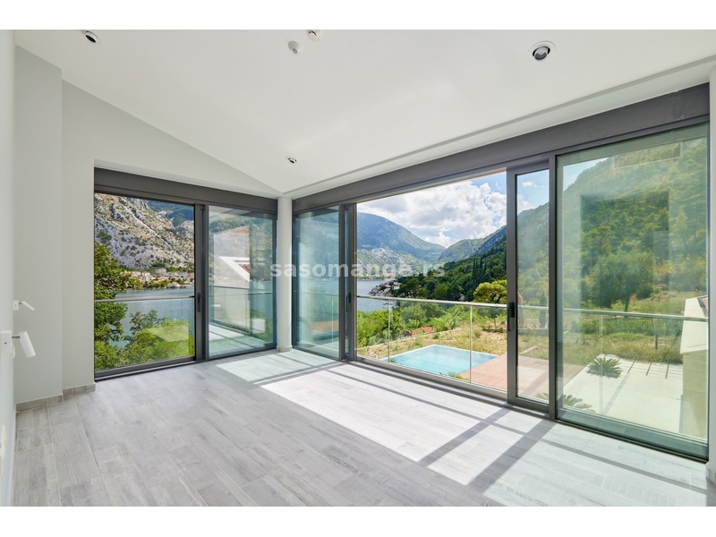 Nova vila s bazenom i panoramskim pogledom na&nbsp;Kotorski zaljev&nbsp;smještena u novom kompleksu od 3 vi...