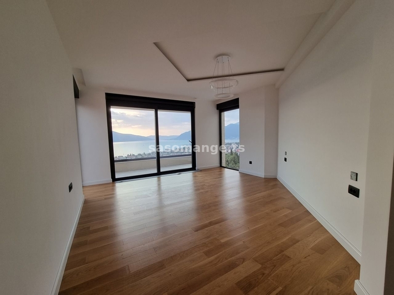 Prodaje se vila u novom kompleksu u Tivtu.
Površina vile je 351 m2 (490 m2 s podrumom). Plac 41...