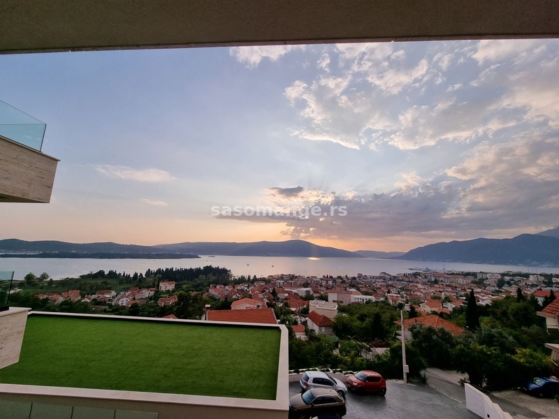 Prodaje se vila u novom kompleksu u Tivtu.
Površina vile je 351 m2 (490 m2 s podrumom). Plac 41...