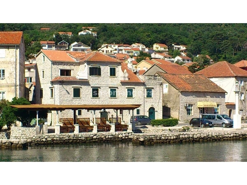 Kamena kuća sa restoranom na samoj obali mora. Boka Kotorska 1. red!
Stambena površina nekretni...
