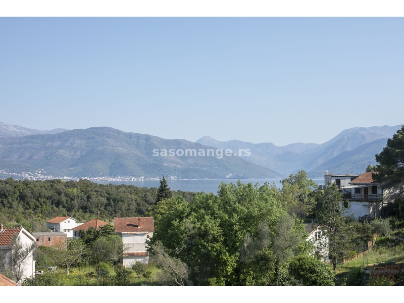 Prodaje se kuća na Luštici - sa bazenom i pogledom na more.

Moderna nekretnina nalazi se na mirn...