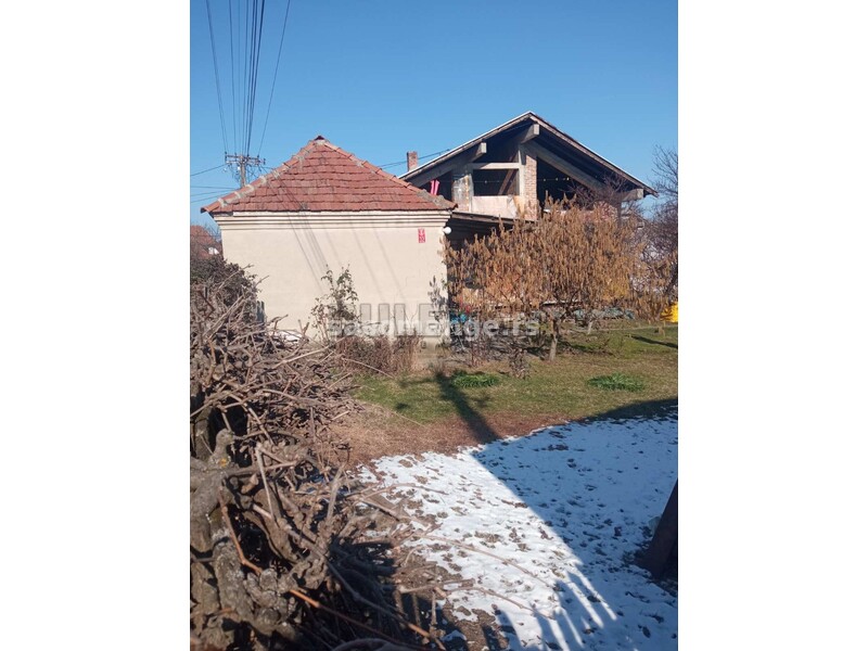 Dve kuće u Kragujevcu, pomoćni objekat, naselje Aerodrom plac 1054 m2