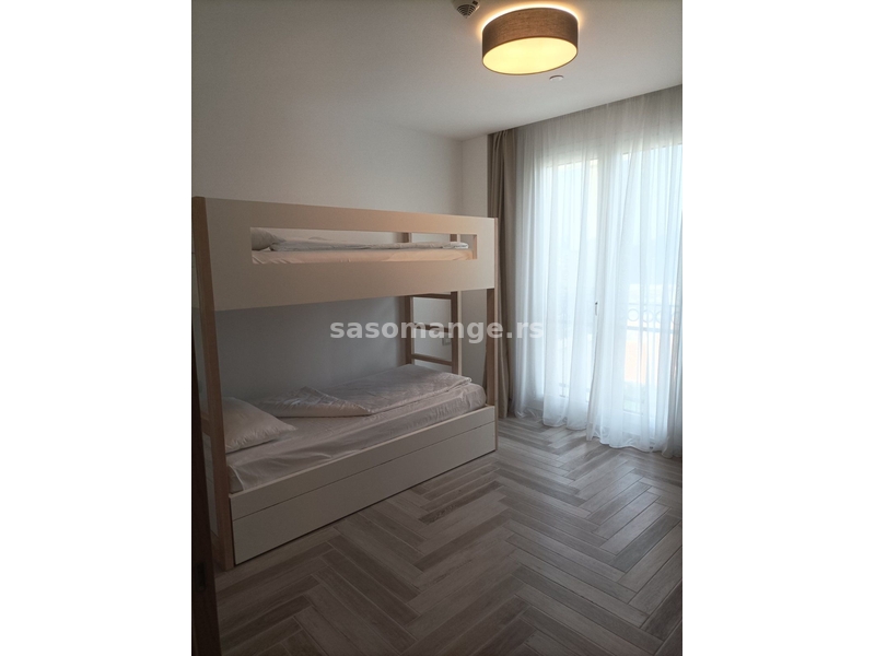 2-soban apartman u Lazure Residences. Panoramski pogled na more iz svih soba!
Ukupna površina sta...